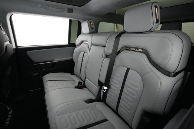 2023 Rivian R1S — photo 19 of 25