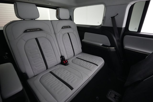 2023 Rivian R1S — photo 20 of 25