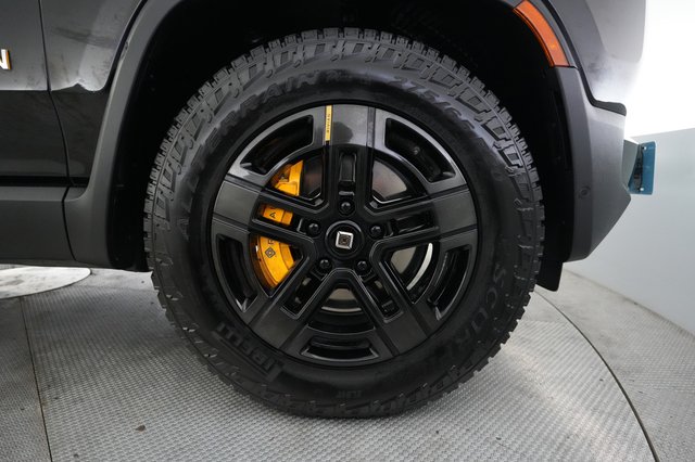 2023 Rivian R1S — photo 16 of 25