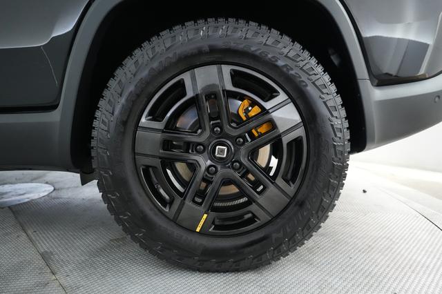 2023 Rivian R1S — photo 7 of 25