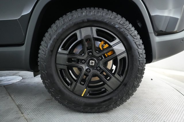 2023 Rivian R1S — photo 7 of 25