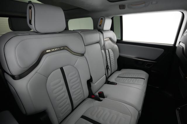 2023 Rivian R1S — photo 4 of 25