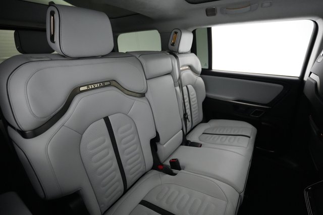 2023 Rivian R1S — photo 4 of 25