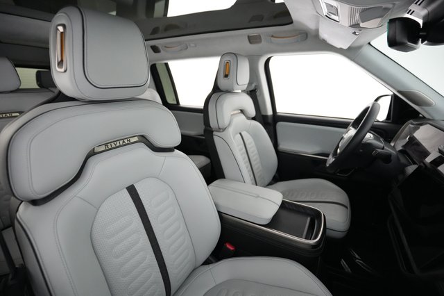 2023 Rivian R1S — photo 18 of 25