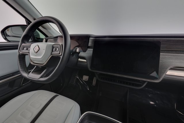 2023 Rivian R1S — photo 22 of 25