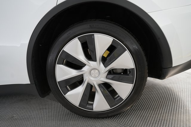 2023 Tesla Model Y — photo 17 of 21
