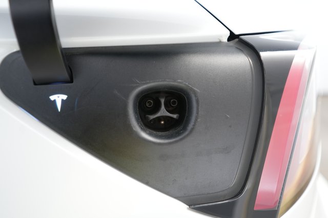 2023 Tesla Model Y — photo 8 of 21