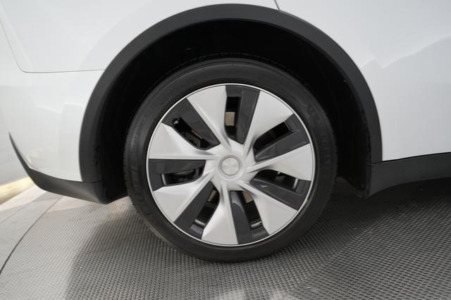 2023 Tesla Model Y — photo 7 of 21