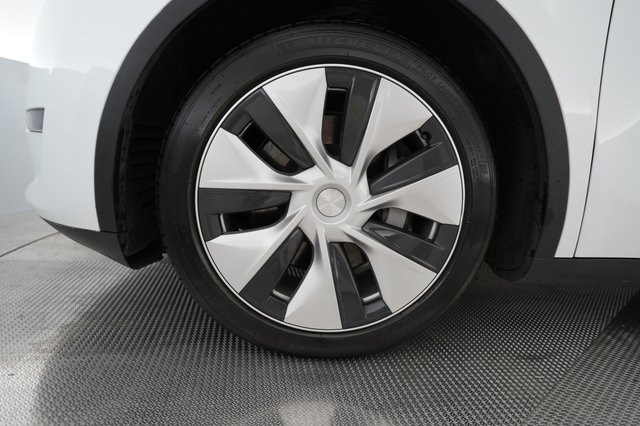 2023 Tesla Model Y — photo 16 of 21