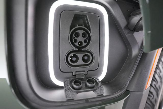 2023 Rivian R1S — photo 8 of 23