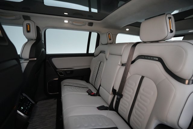 2023 Rivian R1S — photo 19 of 23