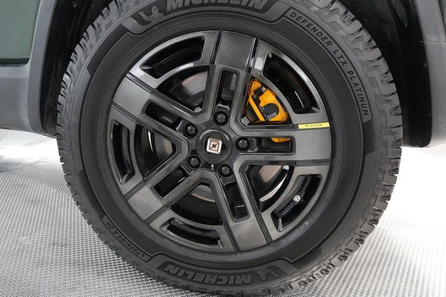 2023 Rivian R1S — photo 17 of 23