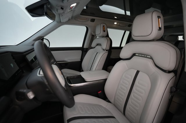 2023 Rivian R1S — photo 3 of 23