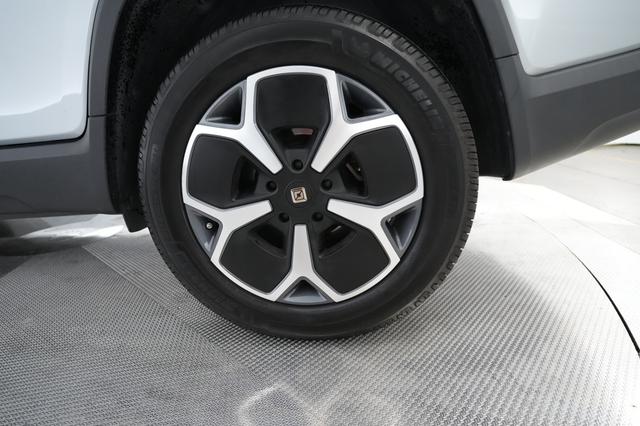 2024 Rivian R1T — photo 9 of 15