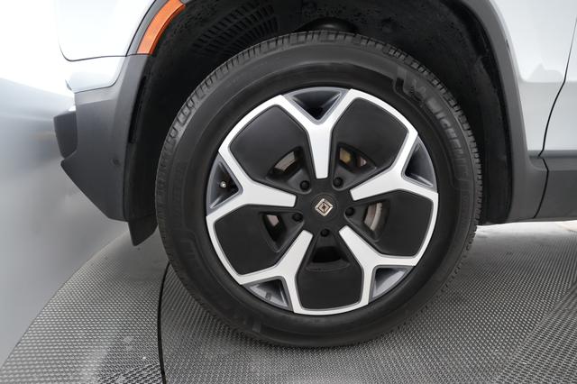 2024 Rivian R1T — photo 7 of 15
