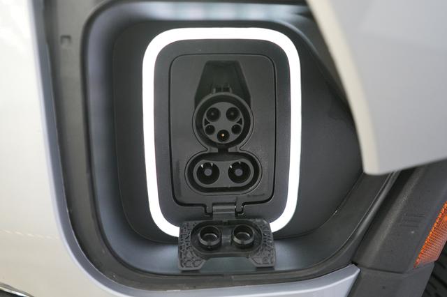 2024 Rivian R1T — photo 8 of 15