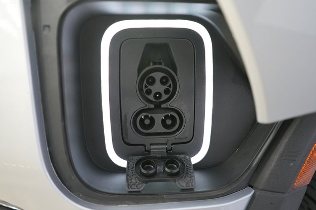 2024 Rivian R1T — photo 8 of 15