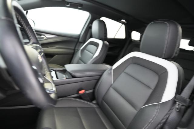 2024 Chevrolet Blazer EV — photo 3 of 24