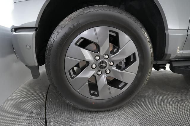 2023 Ford F-150 Lightning — photo 10 of 17