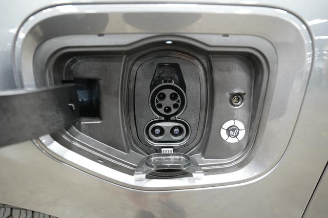 2023 Ford F-150 Lightning — photo 8 of 17
