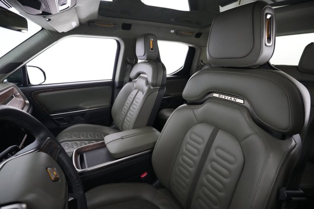 2023 Rivian R1T — photo 3 of 26