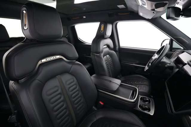 2023 Rivian R1T — photo 18 of 25