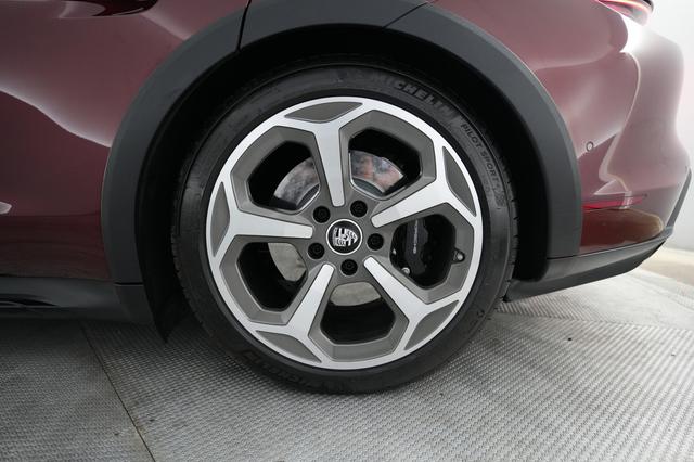 2023 Porsche Taycan — photo 7 of 24