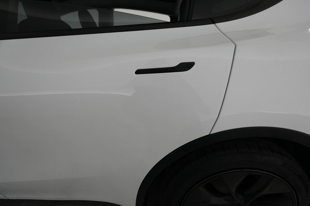2024 Tesla Model Y — photo 24 of 27