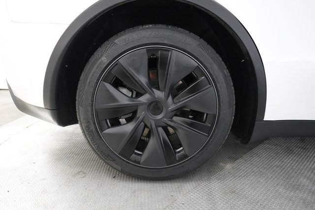 2024 Tesla Model Y — photo 17 of 27