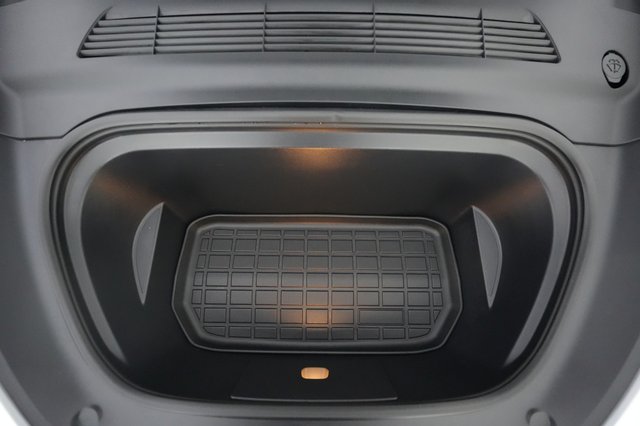 2024 Tesla Model Y — photo 20 of 27