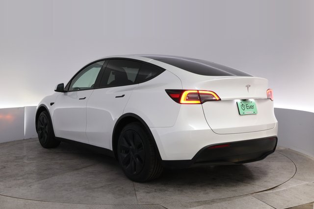 2024 Tesla Model Y — photo 13 of 27