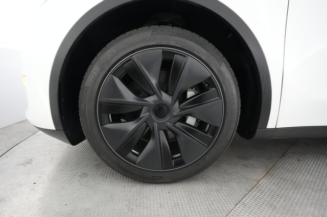 2024 Tesla Model Y — photo 15 of 27