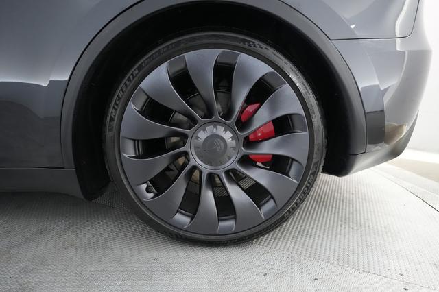 2024 Tesla Model Y — photo 7 of 24