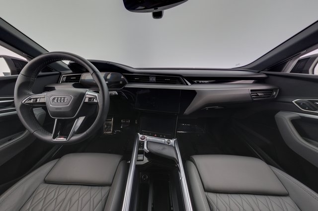 2024 Audi SQ8 e-tron — photo 21 of 24