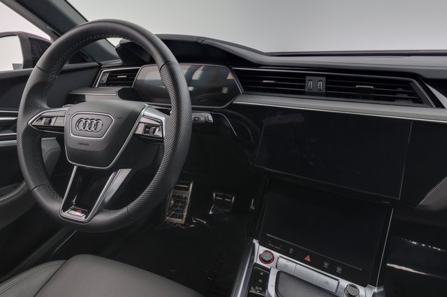 2024 Audi SQ8 e-tron — photo 20 of 24