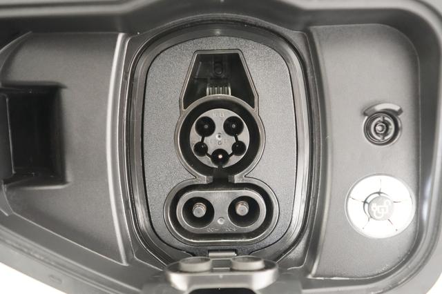 2025 Ford F-150 Lightning — photo 8 of 17