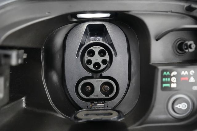 2025 Audi SQ6 e-tron — photo 8 of 25