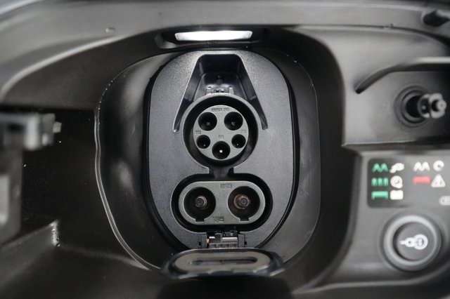 2025 Audi SQ6 e-tron — photo 8 of 25