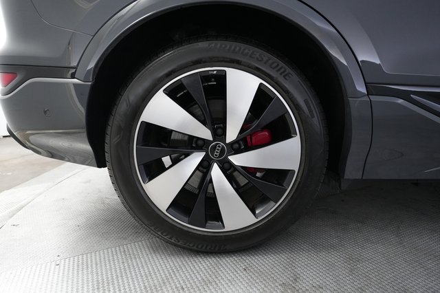 2025 Audi SQ6 e-tron — photo 17 of 25
