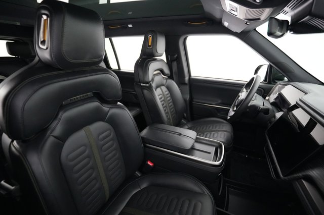 2026 Rivian R1S — photo 18 of 29