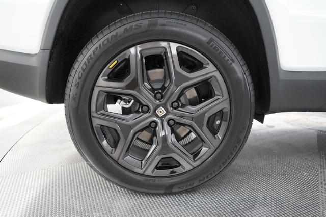 2025 Rivian R1S — photo 7 of 24