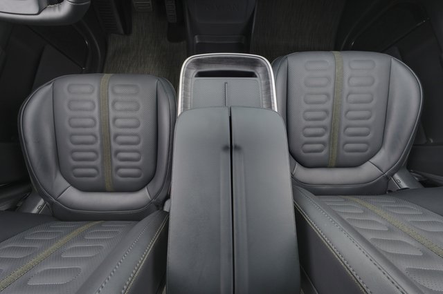 2025 Rivian R1S — photo 22 of 24