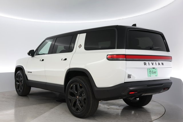 2025 Rivian R1S — photo 13 of 24