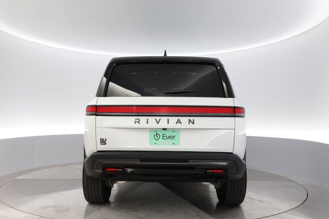 2025 Rivian R1S — photo 12 of 24