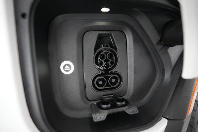 2025 Rivian R1S — photo 8 of 24