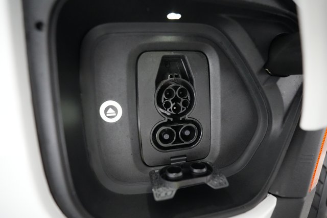 2025 Rivian R1S — photo 8 of 24