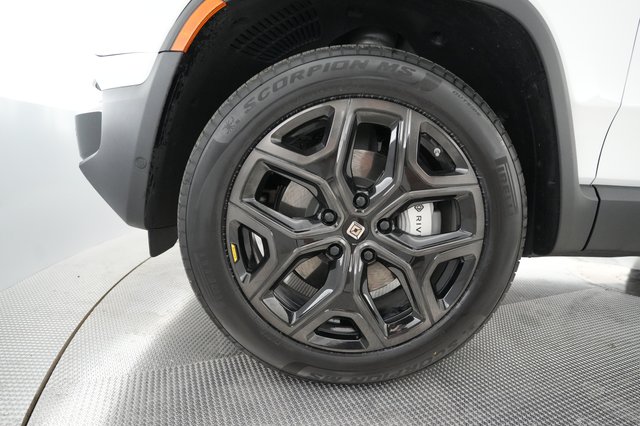 2025 Rivian R1S — photo 16 of 24