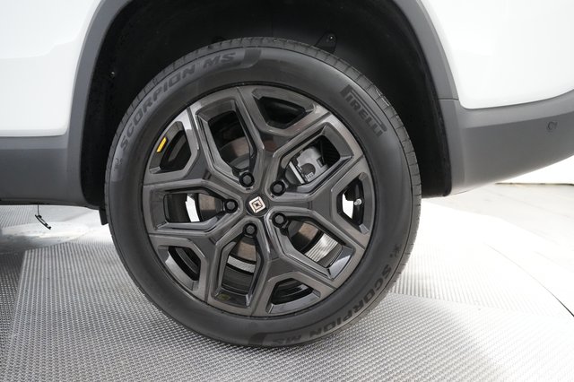 2025 Rivian R1S — photo 17 of 24