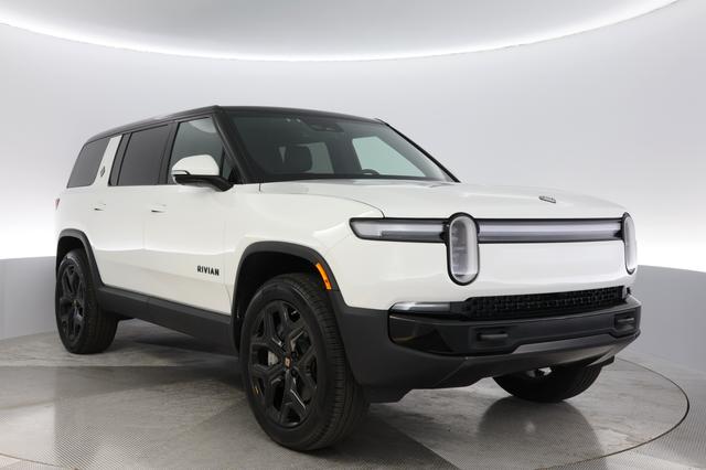 2025 Rivian R1S — photo 10 of 24