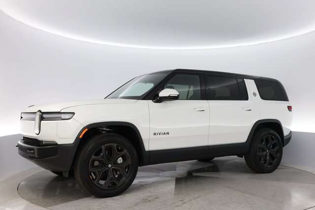 2025 Rivian R1S — photo 14 of 24